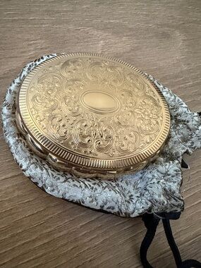 KIGU 1950’s Vintage Make Up Compact with Brahms Lullaby Music 🎶